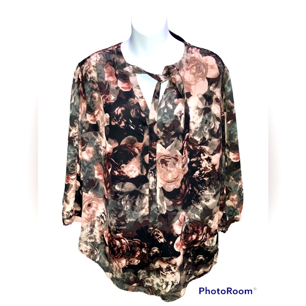 🌸TORRID Romantic Floral Tie V-Neck size 1X